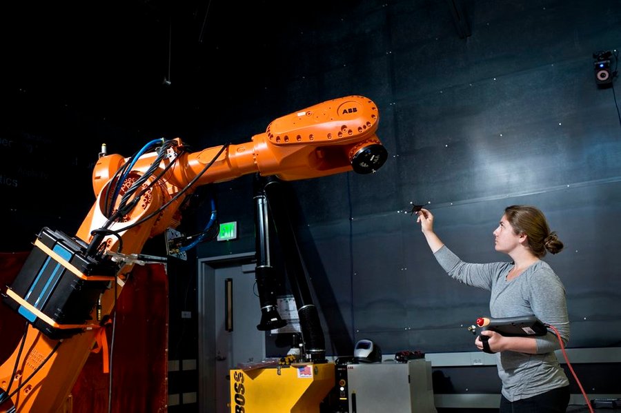 Image Madeline Gannon with robot arm